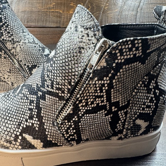 Nature Breeze Snake Print  Sneaker Hidden Wedge Booties Women's Size 9 - Picture 7 of 15